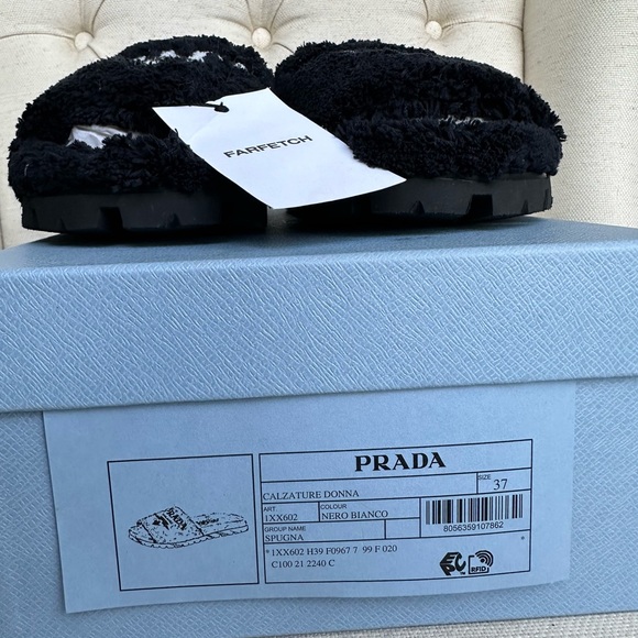 SOLD - BRAND NEW PRADA LOGO SLIPPERS SOLD OUT STYLE - Size 37 Black - Picture 4 of 8